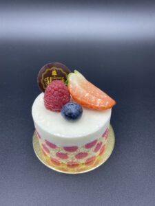 Buttermilch-Mousse mit Waldfrüchten